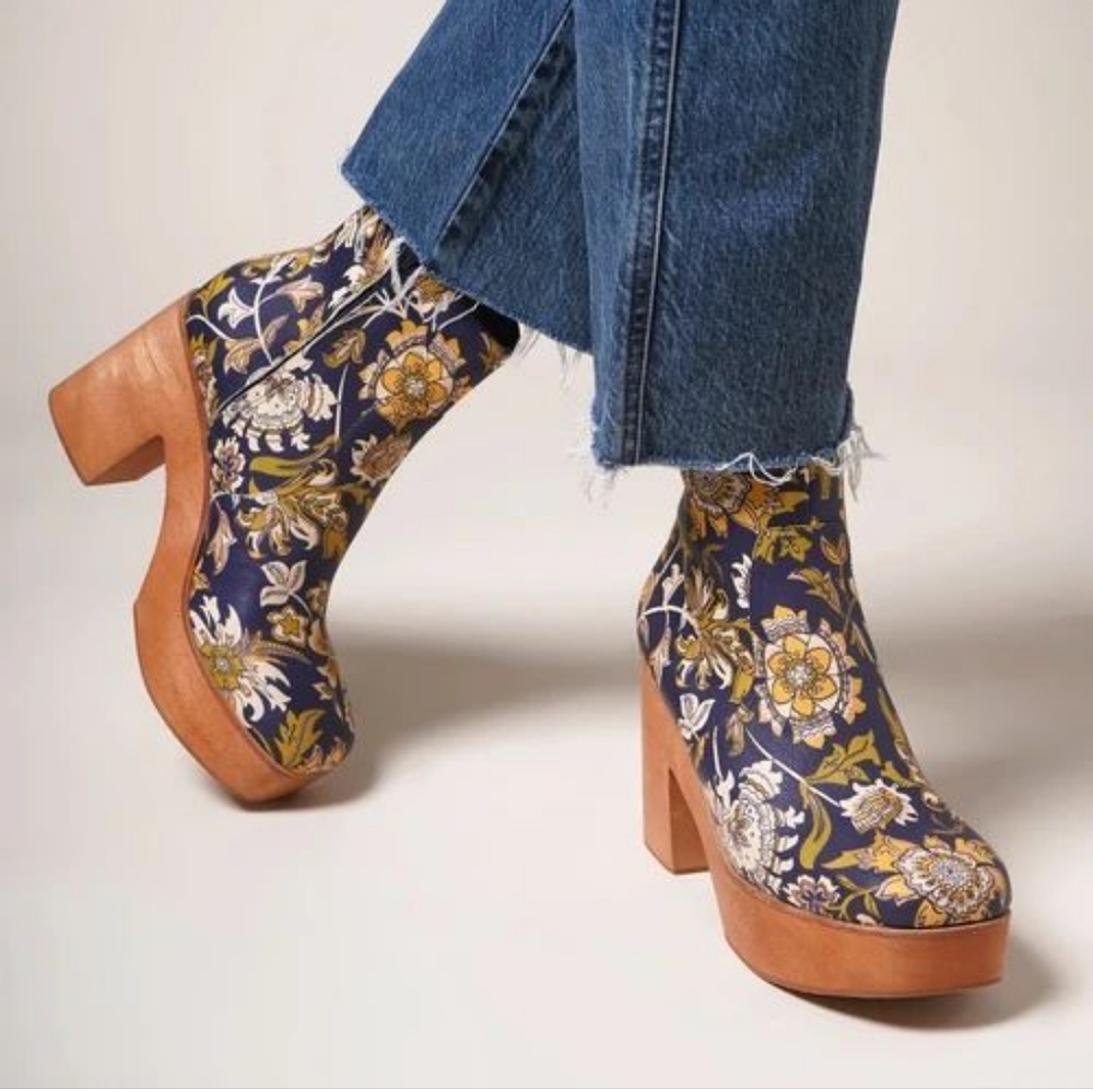 Charlotte Stone Paz Clog Boot in Thistle, US size 10